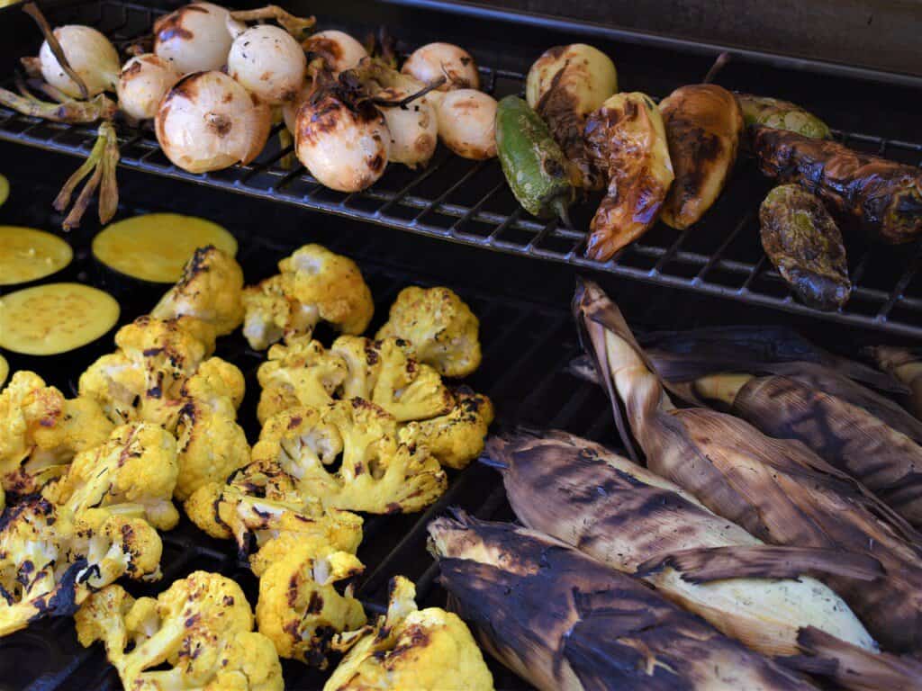 Gegrilde groenten, waaronder bloemkool