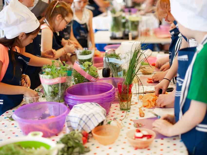 kinderen eten koken vis