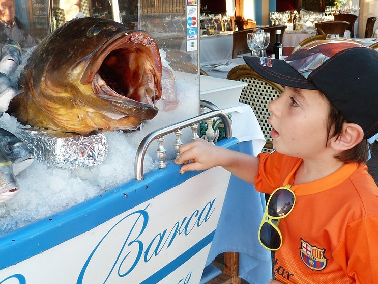 kinderen vis eten buffet