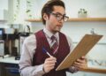 un inspecteur contrôle le secteur de la restauration