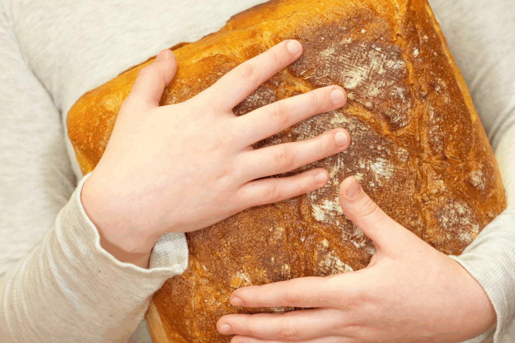 Allerheiligen specialiteiten met traditioneel brood in armen van kind