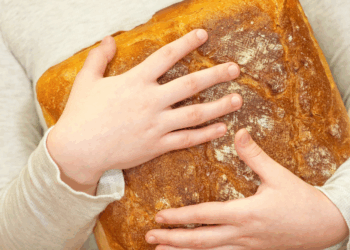 Allerheiligen 2025: alle Europese culinaire tradities 61 Allerheiligen specialiteiten met traditioneel brood in armen van kind