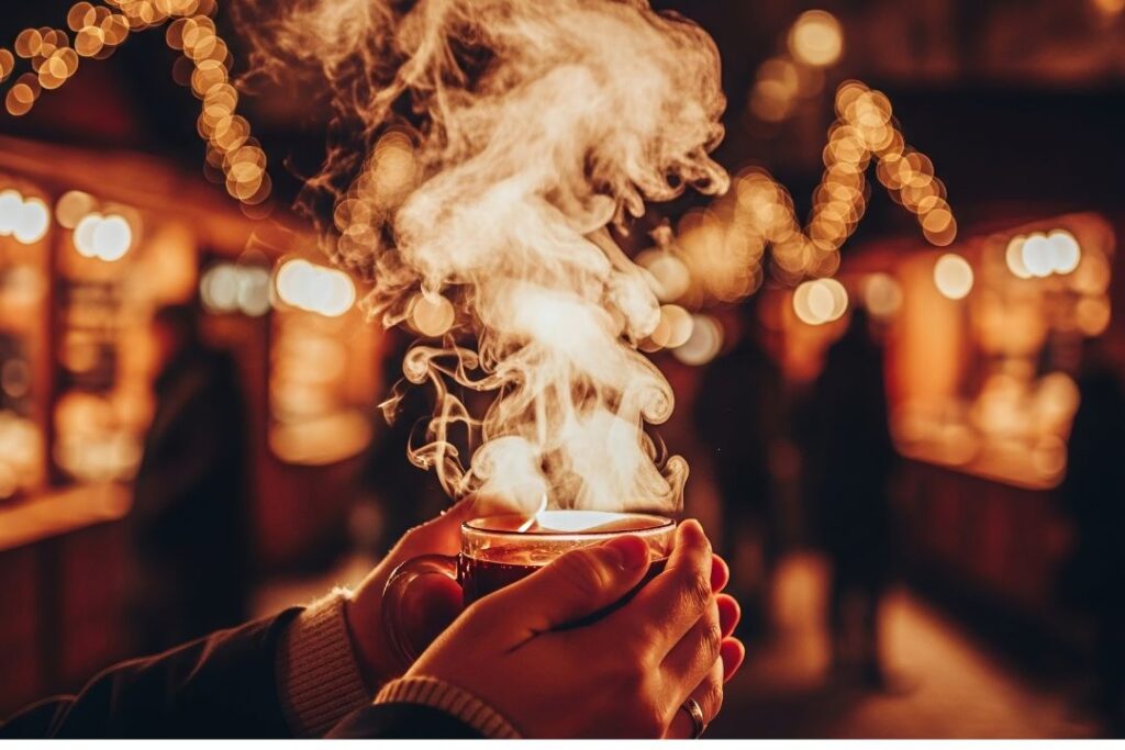 Glühwein: de 5 onmisbare ingrediënten 29 Dampende glühwein op Europese kerstmarkt met traditionele ingrediënten