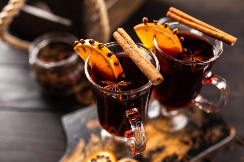 Glühwein kruiden met kaneelstokjes en steranijs voor authentiek recept