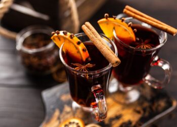 Glühwein kruiden met kaneelstokjes en steranijs voor authentiek recept