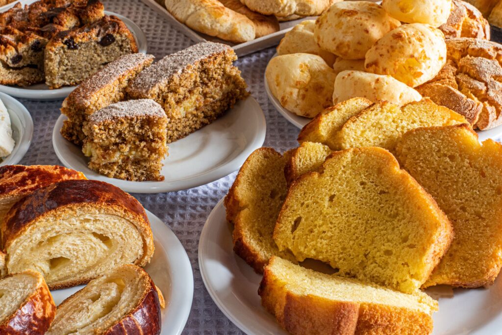 Allerheiligen 2025: alle Europese culinaire tradities 27 Traditionele gerechten met broden en koekjes op rustieke tafel tijdens Allerheiligen in Europa